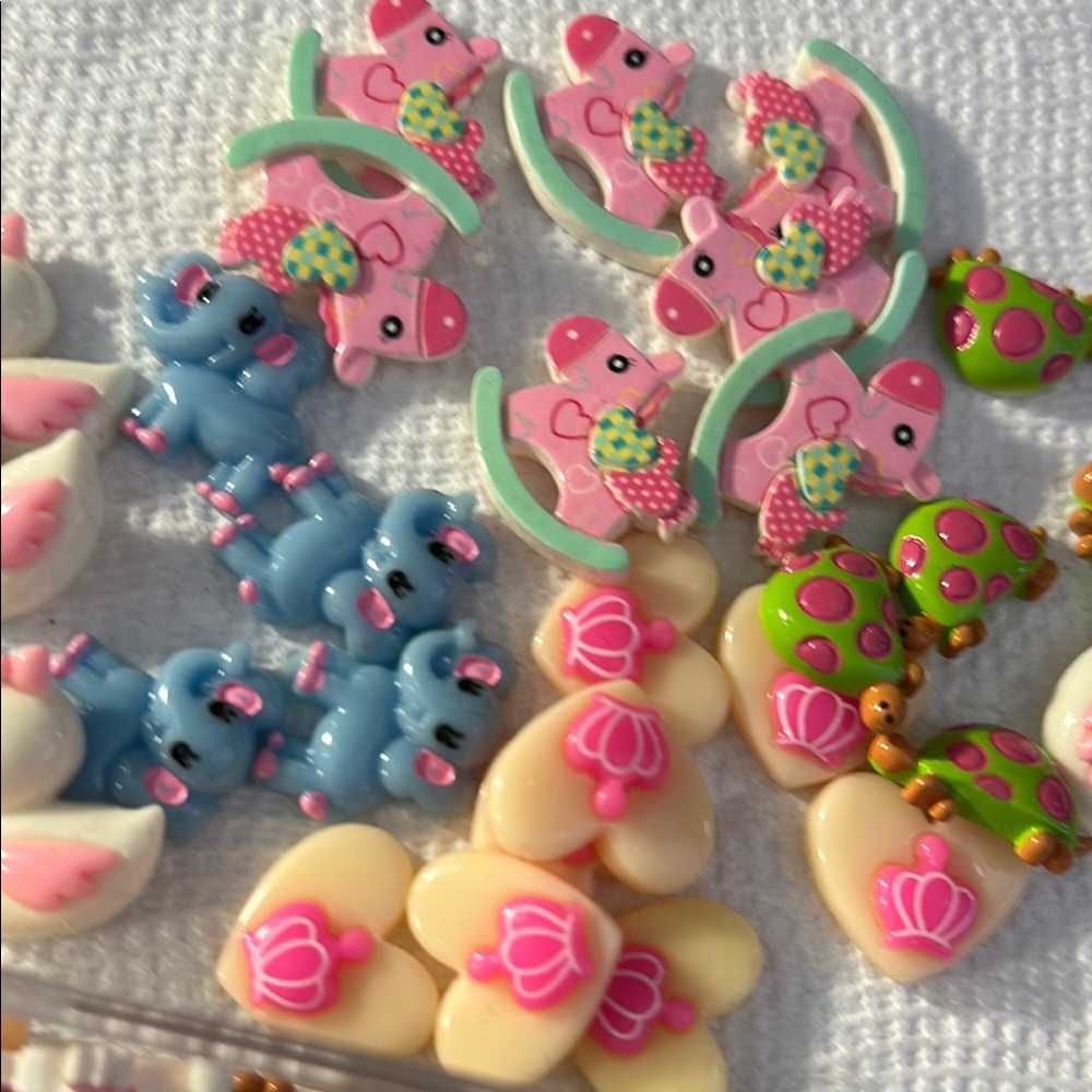 Lot if 100 childrens resins Creative Projects